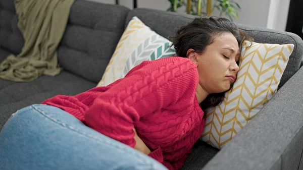 Young Beautiful Hispanic Woman Suffering Stomach Ache Lying Sofa Home — ストック写真