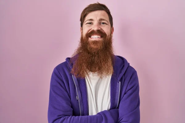 Hombre Caucásico Con Barba Larga Pie Sobre Fondo Rosa Cara —  Fotos de Stock