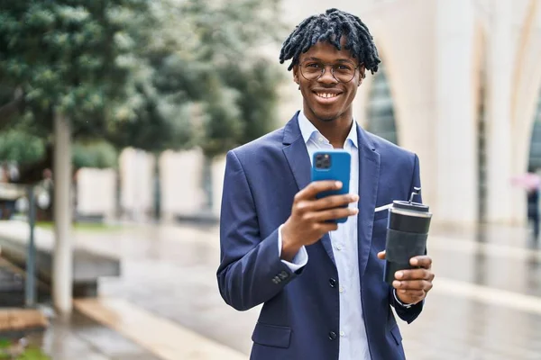 Afro Amerikalı Yönetici Akıllı Telefon Kullanıyor Sokakta Kahve Içiyor — Stok fotoğraf