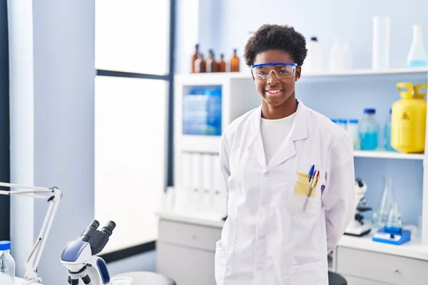 African American Woman Wearing Scientist Uniform Standing Laboratory — Stock Photo, Image