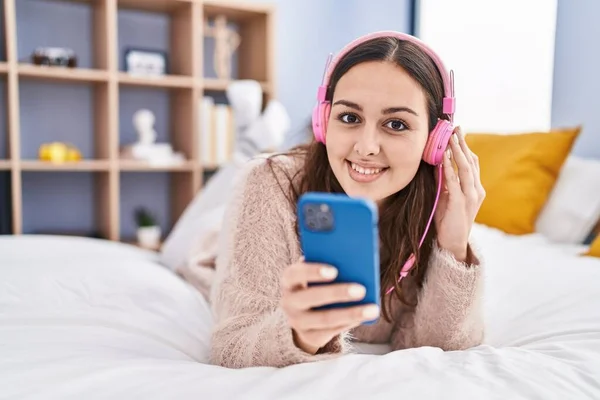 Jong Mooi Latino Vrouw Luisteren Naar Muziek Liggend Bed Slaapkamer — Stockfoto