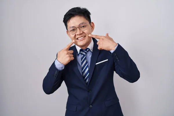 Jovem Asiático Vestindo Terno Negócios Gravata Sorrindo Alegre Mostrando Apontando — Fotografia de Stock