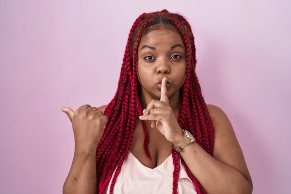 Африканская Американка Плетеными Волосами Стоящая Розовом Фоне Просящая Помолчать Пальцем — стоковое фото