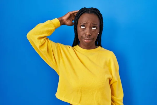 Mulher Negra Bonita Sobre Fundo Azul Confundir Perguntando Sobre Pergunta — Fotografia de Stock