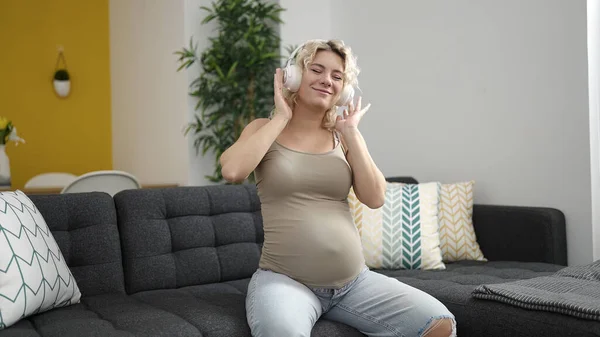 Молодая Беременная Женщина Слушает Музыку Танцующую Дома — стоковое фото