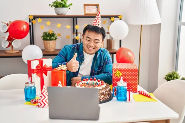 Genç Çinli Adam Doğum Gününü Pastayla Kutluyor Video Çekiyor Mutlu — Stok fotoğraf