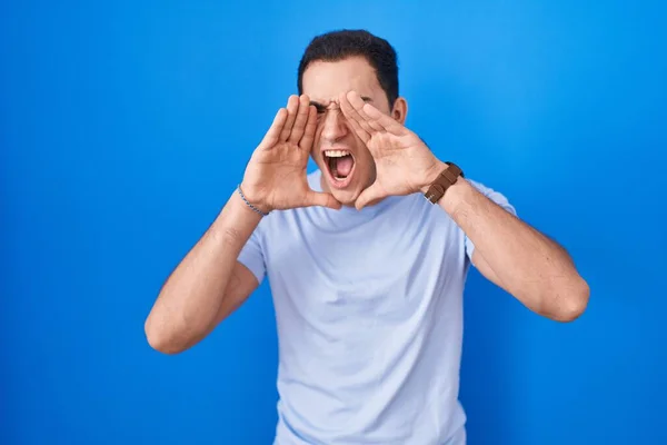 Young Hispanic Man Standing Blue Background Shouting Angry Out Loud — Stock Photo, Image