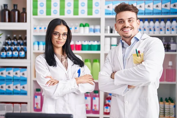 Мужчины Женщины Фармацевты Улыбаются Уверенно Стоя Скрещенными Руками Аптеке — стоковое фото