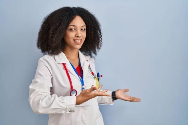 Junge Afrikanisch Amerikanische Frau Arztuniform Und Stethoskop Lädt Ein Lächelnd — Stockfoto