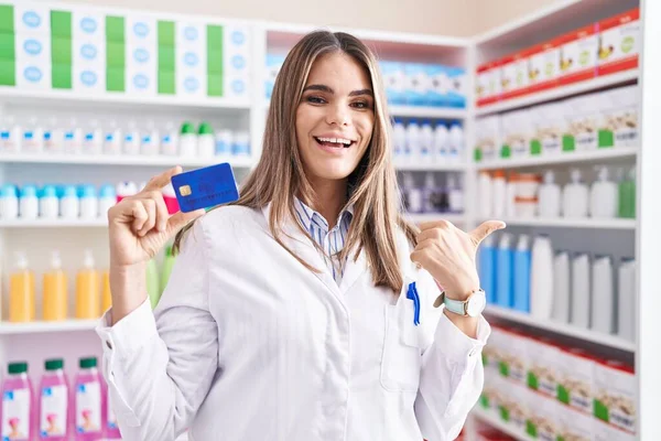 Іспанська Молода Жінка Яка Працює Аптеці Тримає Кредитну Картку Показуючи — стокове фото
