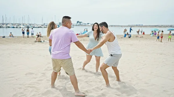 Grupo Pessoas Sorrindo Dança Confiante Com Mãos Juntas Praia — Fotografia de Stock