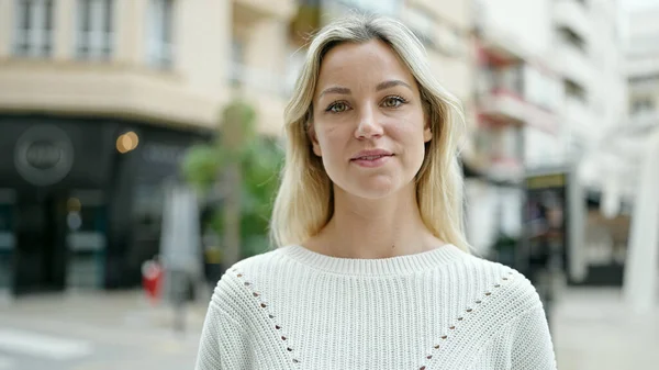 Jeune Femme Blonde Debout Avec Une Expression Sérieuse Dans Rue — Photo