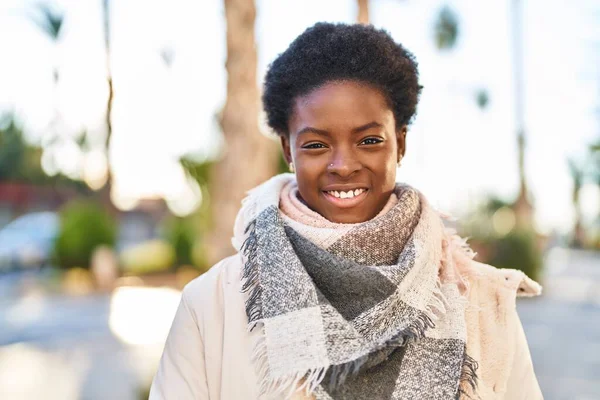 Mujer Afroamericana Sonriendo Confiada Pie Parque —  Fotos de Stock