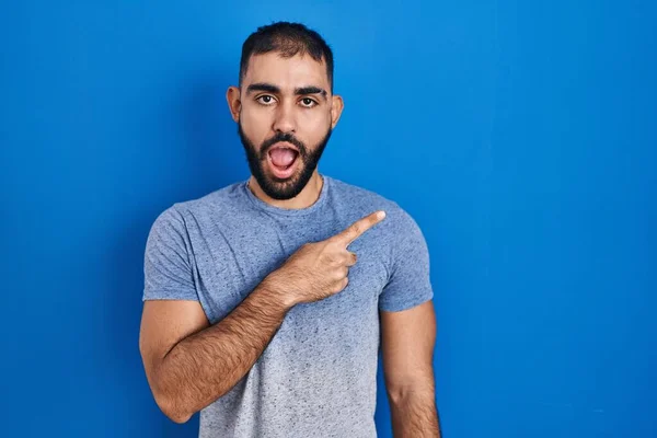 Nahost Mann Mit Bart Vor Blauem Hintergrund Überrascht Mit Finger — Stockfoto