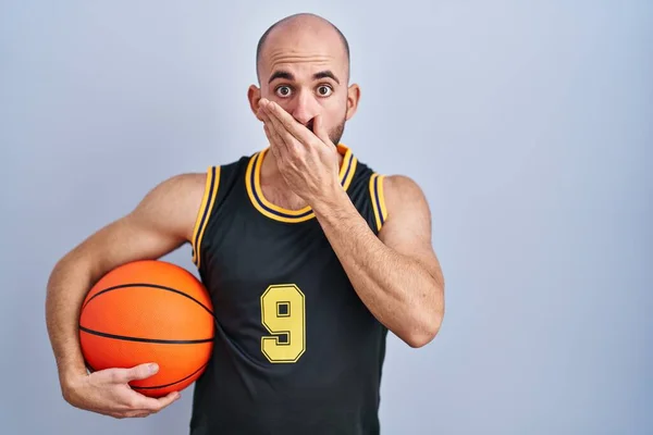 Pemuda Botak Dengan Jenggot Mengenakan Seragam Basket Memegang Bola Terkejut — Stok Foto