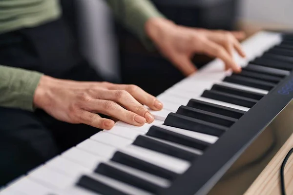 Joven Mujer Hispana Hermosa Tocando Piano Estudio Música —  Fotos de Stock