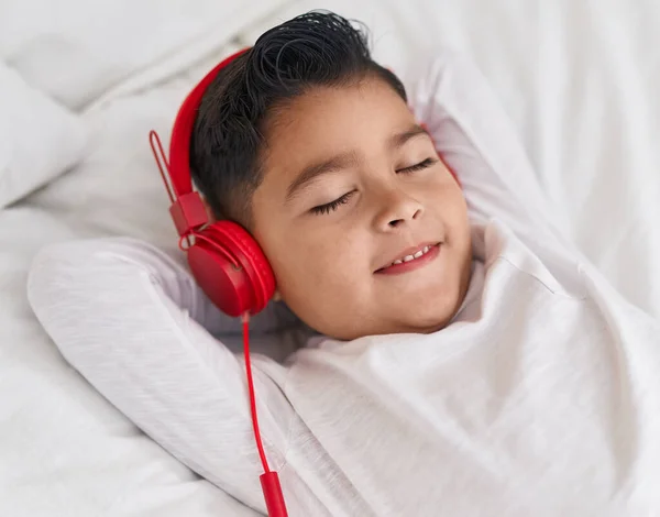 Roztomilý Hispánský Chlapec Poslouchá Hudbu Ležící Posteli Ložnici — Stock fotografie
