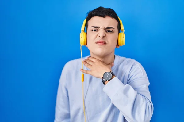 Pessoa Não Binária Ouvindo Música Usando Fones Ouvido Cortando Garganta — Fotografia de Stock