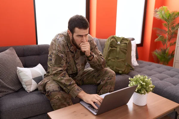 Joven Hispano Vistiendo Uniforme Soldado Usando Laptop Casa —  Fotos de Stock