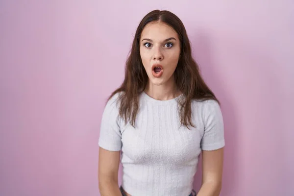 Young Hispanic Girl Standing Pink Background Afraid Shocked Surprise Amazed — Stock Photo, Image