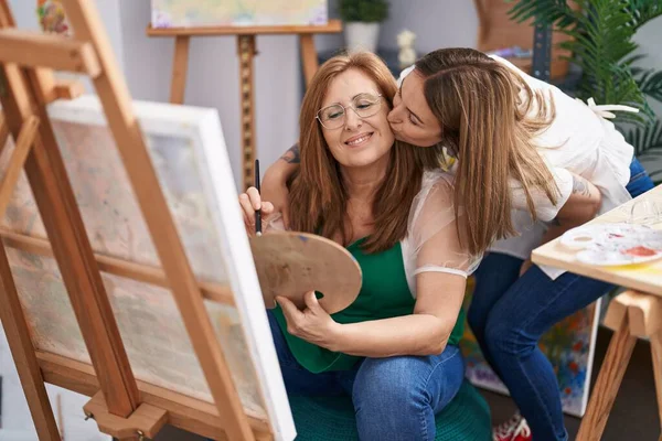 Mother Daughter Artists Hugging Each Other Drawing Kissing Art Studio — Stock Photo, Image