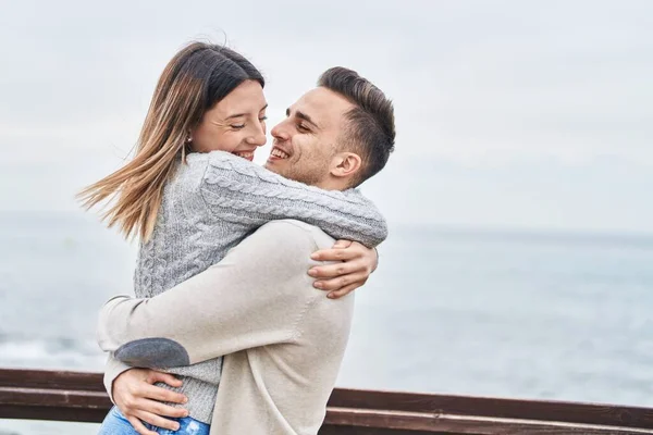 Homem Mulher Casal Sorrindo Confiante Abraçando Uns Aos Outros Beira — Fotografia de Stock