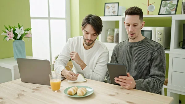 Dos Hombres Pareja Desayunando Usando Touchpad Computadora Portátil Escribiendo Portátil — Foto de Stock