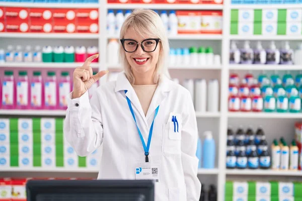 Young Caucasian Woman Working Pharmacy Drugstore Smiling Confident Gesturing Hand — Fotografia de Stock
