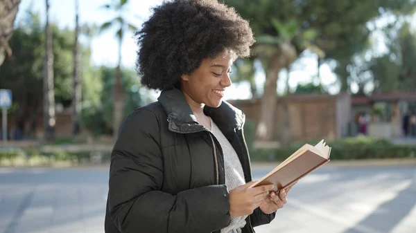 Afričanky Americká Žena Úsměvem Sebevědomé Čtení Knihy Ulici — Stock fotografie