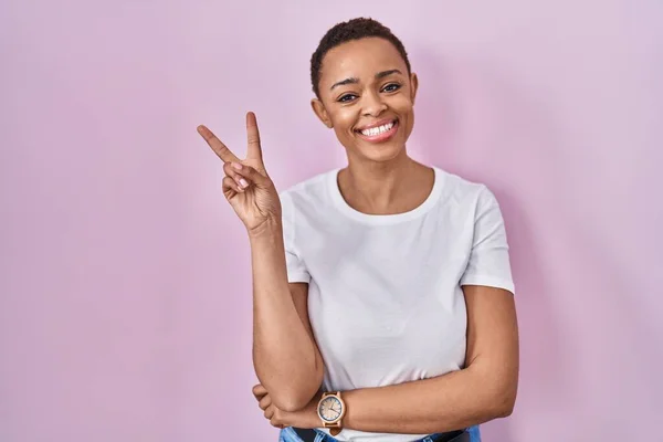 Mooie Afro Amerikaanse Vrouw Die Een Roze Achtergrond Staat Glimlachen — Stockfoto