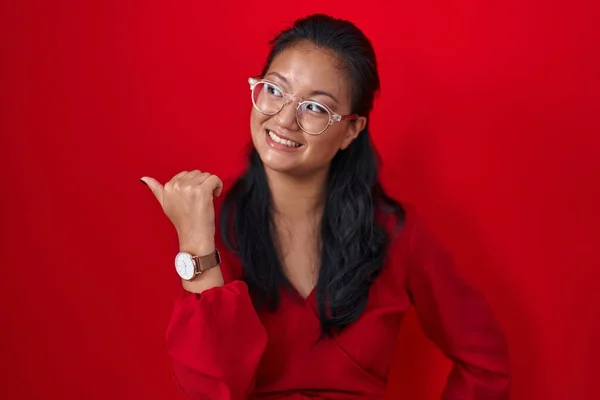 Azjatka Młoda Kobieta Stojąca Nad Czerwonym Tłem Uśmiechnięta Szczęśliwą Twarzą — Zdjęcie stockowe