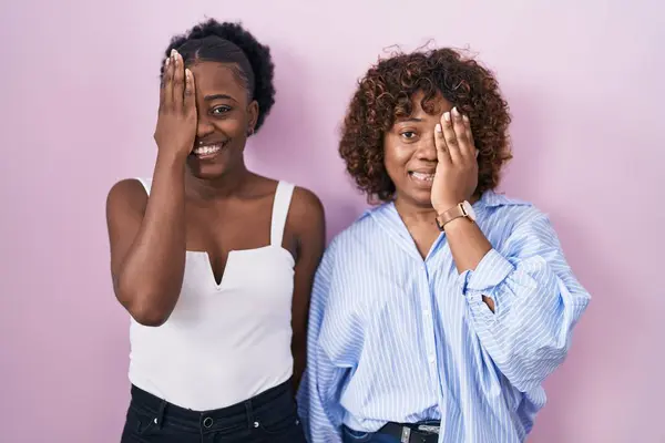 Duas Mulheres Africanas Sobre Fundo Rosa Cobrindo Olho Com Mão — Fotografia de Stock