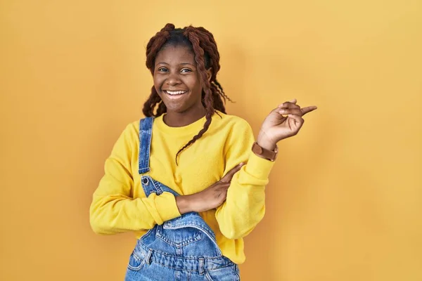 Afrikaanse Vrouw Staande Gele Achtergrond Met Een Grote Glimlach Het — Stockfoto