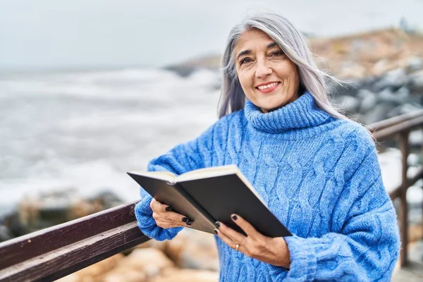 Středního Věku Šedovlasá Žena Úsměvem Sebevědomé Čtení Knihy Moře — Stock fotografie