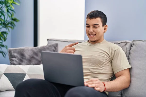 Νεαρός Άραβας Χρησιμοποιεί Φορητό Υπολογιστή Στο Σπίτι Χαμογελώντας Χαρούμενος Δείχνοντας — Φωτογραφία Αρχείου