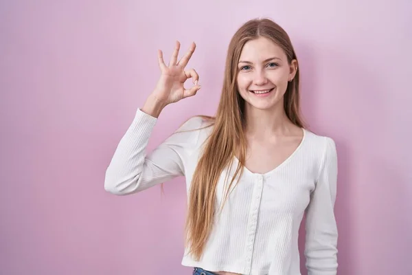 Joven Mujer Caucásica Pie Sobre Fondo Rosa Sonriendo Positiva Haciendo —  Fotos de Stock