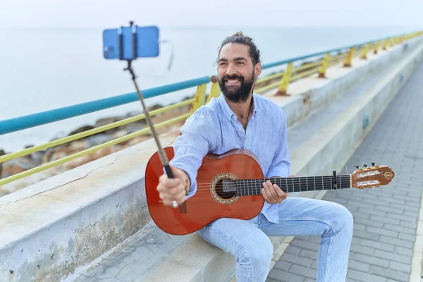 Ung Latinamerikansk Man Musiker Som Håller Klassisk Gitarr Med Videosamtal — Stockfoto