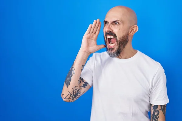 Ισπανόφωνος Τατουάζ Που Στέκεται Πάνω Από Μπλε Φόντο Φωνάζοντας Και — Φωτογραφία Αρχείου