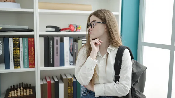 Junge Blonde Studentin Steht Mit Zweifelndem Gesichtsausdruck Hörsaal Der Universität — Stockfoto