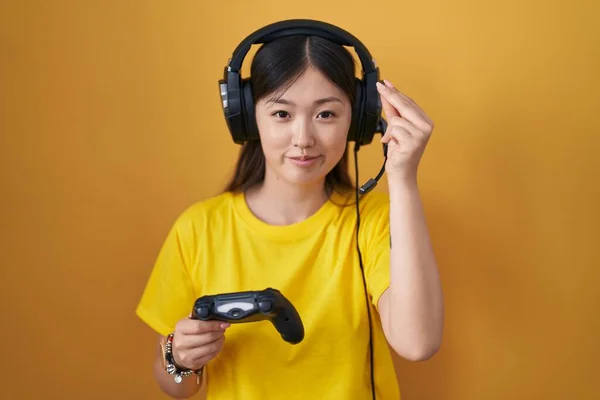 Čínská Mladá Žena Hraje Videohry Držení Regulátor Dělá Italský Gesto — Stock fotografie
