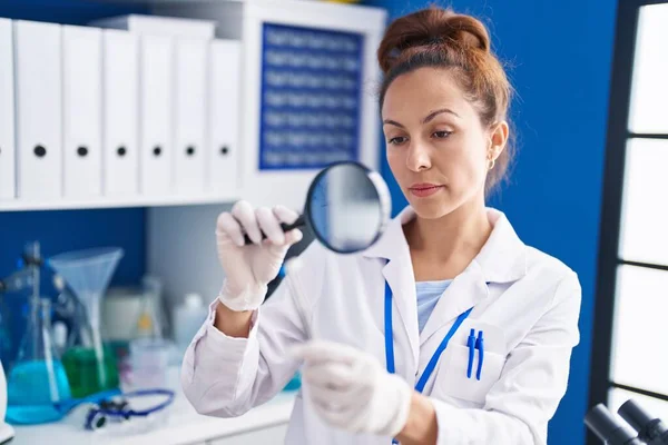 Young Woman Scientist Using Loupe Holding Pill Laboratory — Stock Photo, Image