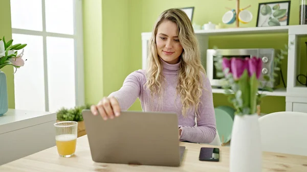 Junge Blonde Frau Lächelt Selbstbewusst Und Öffnet Laptop Esszimmer — Stockfoto