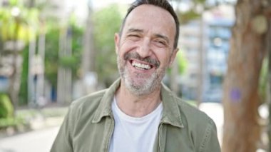 Parkta kendine güvenen orta yaşlı bir adam.