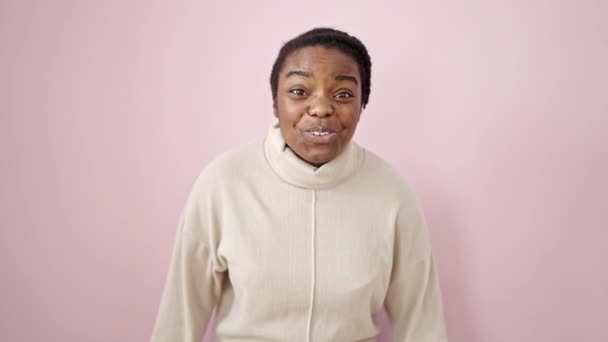 Afro Amerikalı Kadın Sürpriz Bir Ifadeyle Elleri Kapalı Pembe Arka — Stok video