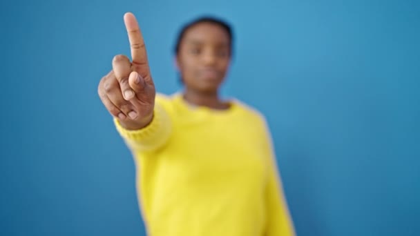Afrikaans Amerikaanse Vrouw Zeggen Nee Met Vinger Geïsoleerde Blauwe Achtergrond — Stockvideo