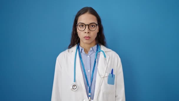 Junge Schöne Hispanische Ärztin Wütend Und Gestresst Über Isolierten Blauen — Stockvideo