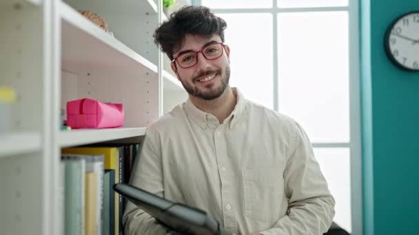 Jonge Spaanse Man Student Met Bindmiddel Leunend Planken Bibliotheek Universiteit — Stockvideo