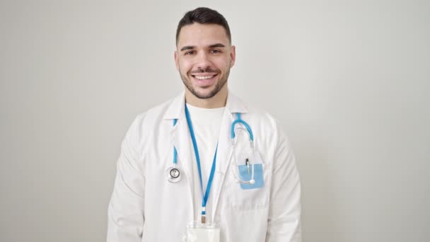 Mladý Hispánec Muž Lékař Usměvavý Sebevědomý Stojící Nad Izolované Bílé — Stock video