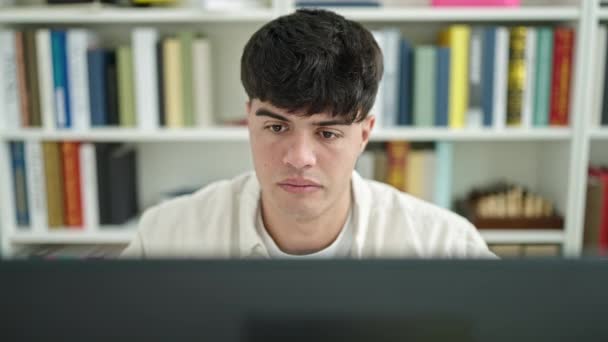 Jovem Estudante Hispânico Estressado Usando Computador Estudando Universidade Biblioteca — Vídeo de Stock