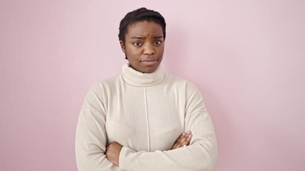 Africano Americano Mulher Dizendo Não Com Dedo Sobre Fundo Rosa — Vídeo de Stock
